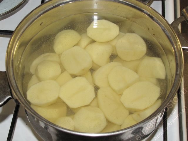 Залить картофель водой и довести до кипения