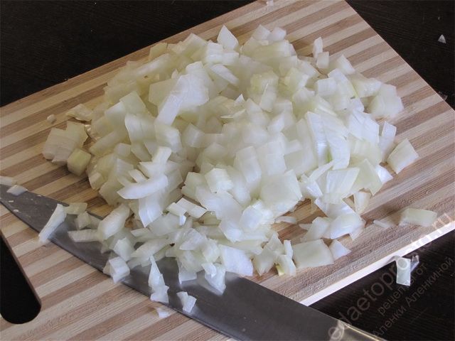 Порезать оставшуюся половину луковицы на небольшие кусочки