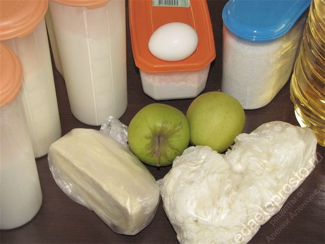 фото ингредиентов для приготовления сырников с яблоками на сковороде