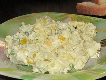 фото вкусного картофельного салата на тарелке