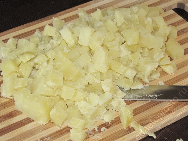Порезать отваренный и остывший картофель, фото этапа приготовления картофельного салата