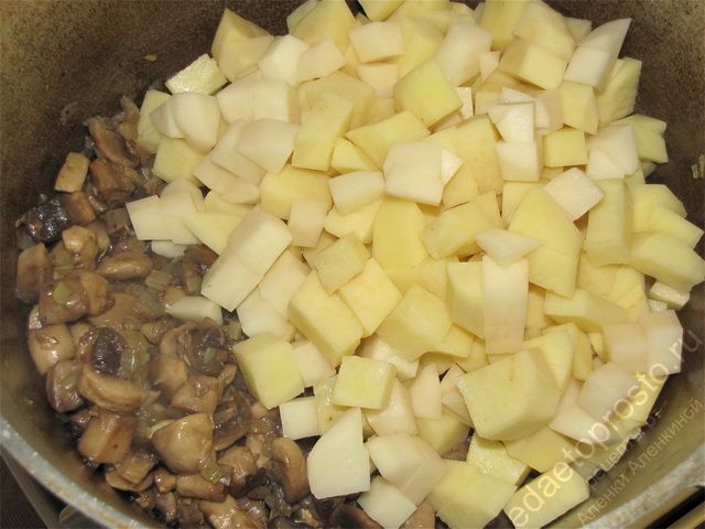 Добавить порезанный картофель к грибам