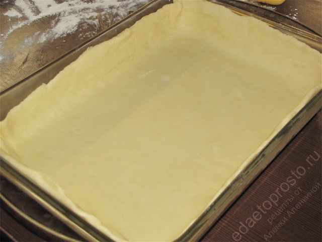 Выложить раскатанное тесто в формы для запекания