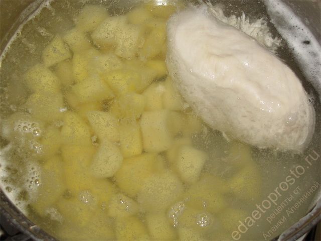 Добавить картофель к отваренному филе