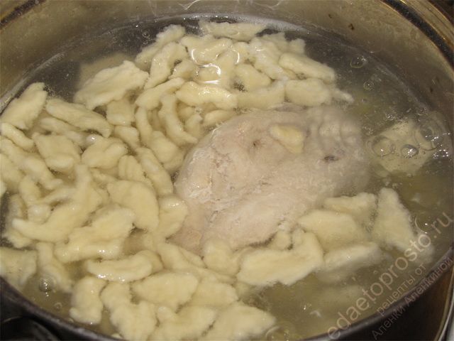 опустить галушки в кипящую воду, фото приготовления супа с галушками