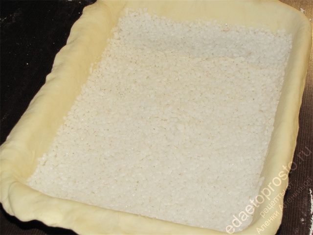 Распределить ровным слоем рис