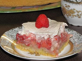 фото вкусного пирога с клубникой на блюдце