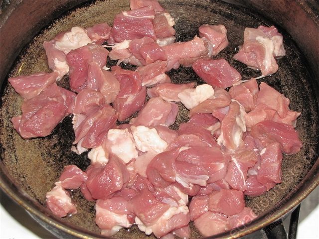 Обжарить мясо на сковороде