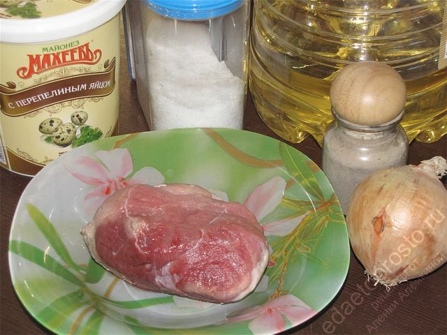 фото исходного набора продуктов для приготовления мяса в духовке