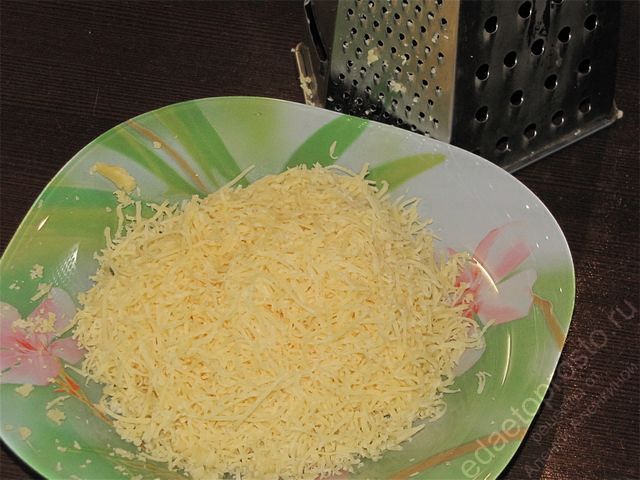 Натереть сыр на мелкой терке