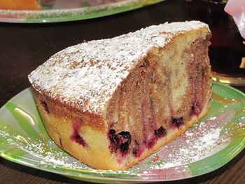 фото вкусного пирога со свежей черной смородиной на блюдце