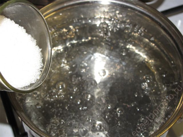 Всыпать сахар в кастрюлю, когда вода закипит