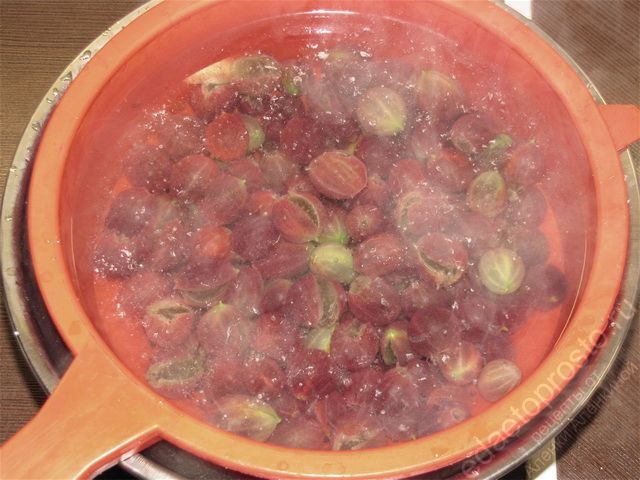 Погрузить ягоды в кипяток