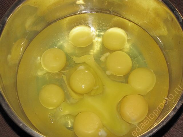 Разбить яйца в чашку