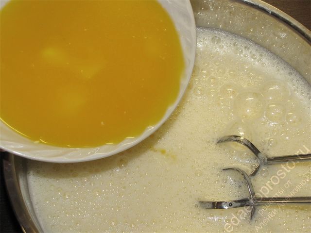 Добавить растопленный маргарин