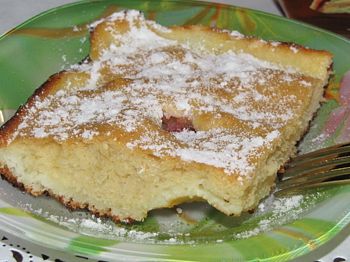 фото вкусного пирога с творогом и крыжовником на тарелке