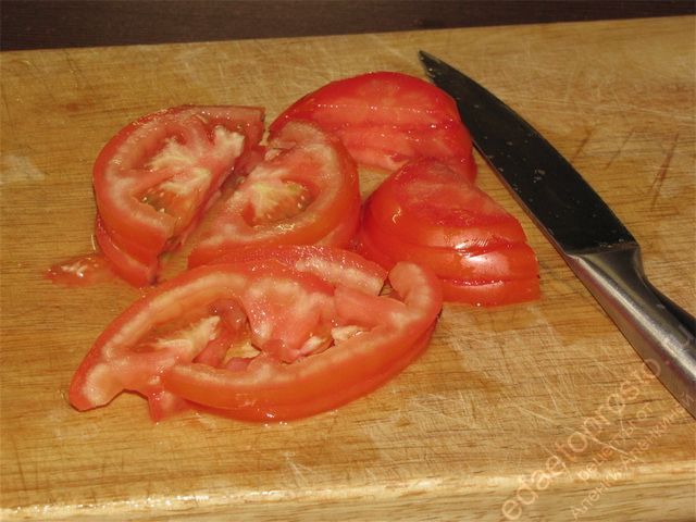 Нарезать помидоры тонкими полукольцами