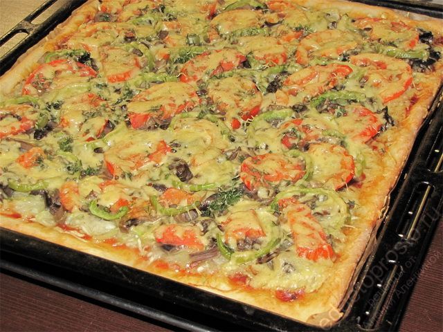 Запекать пиццу в разогретой духовке, фото приготовления пиццы из кабачков
