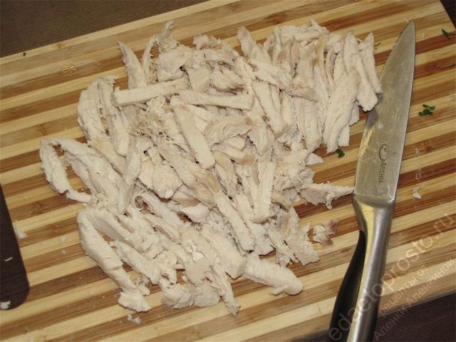 отваренное куриное филе нарезать тонкой соломкой