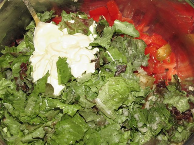 Поместить все ингредиенты салата в кастрюлю и добавить майонез