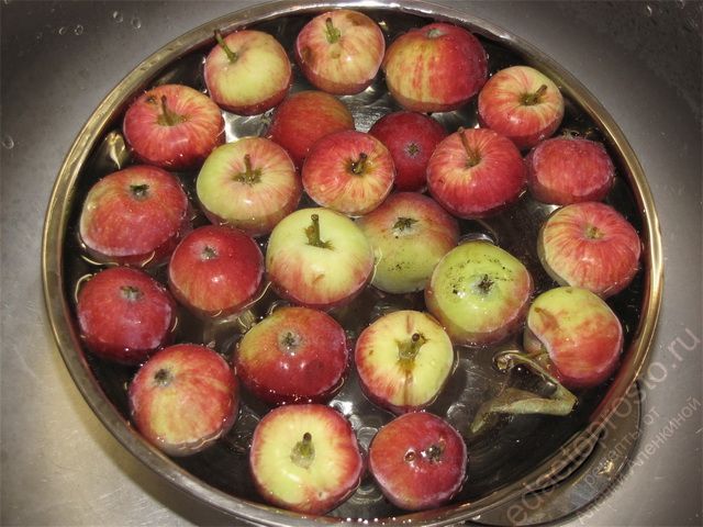 Тщательно промыть яблоки