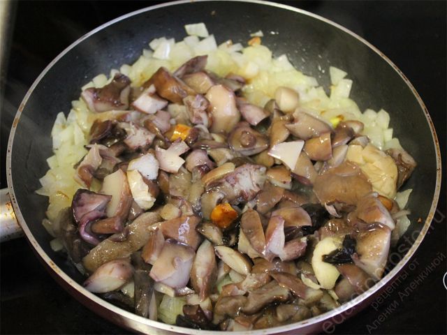 добавляем грибы и картофель