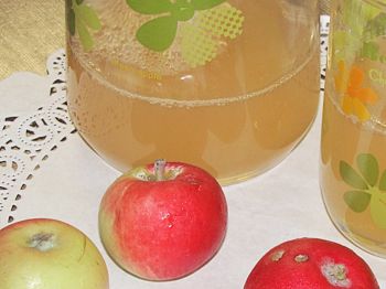 фото вкусного яблочного сока в банке на зиму