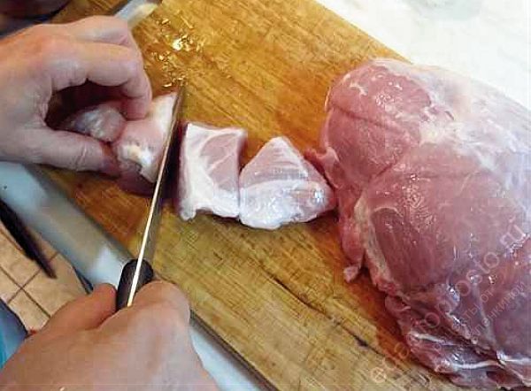 режем мясо на куски сантиметра по 3-4 в диаметре