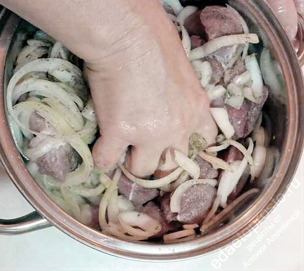 вручную перемешиваем содержимое кастрюли с маринадом и мясом, фото приготовления