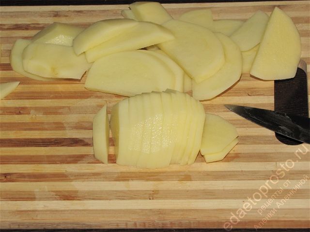 Нарезать картофель тонкими полукружочками