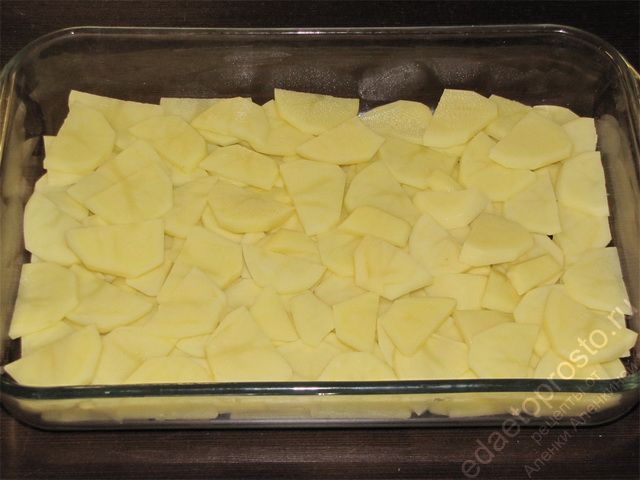 Выложить половину картофеля в форму для запекания