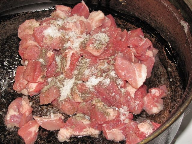 Выложить на сковороду нарезанное мясо