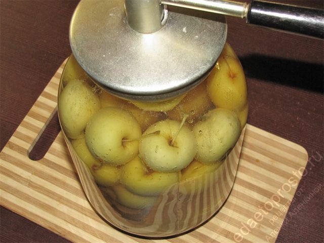 Закупорить консервным ключом горячую крышку, фото приготовления компота из яблок и винограда