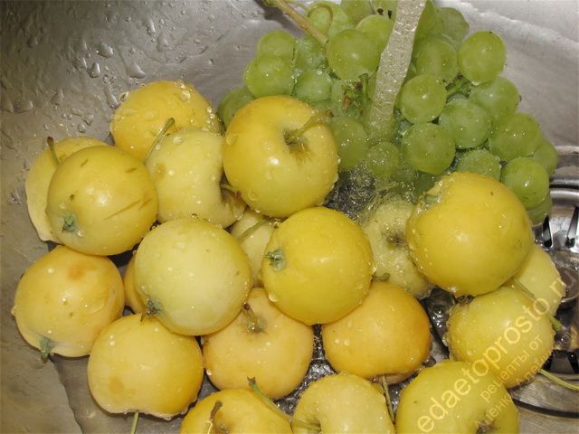 Промыть яблоки и виноград