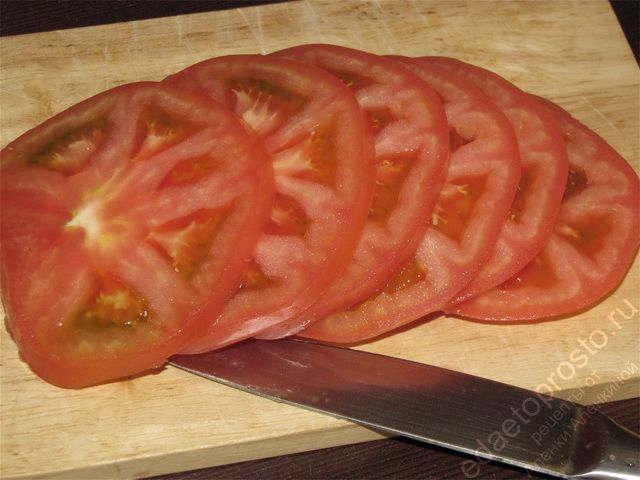 нарезать томаты тонкими кружочками