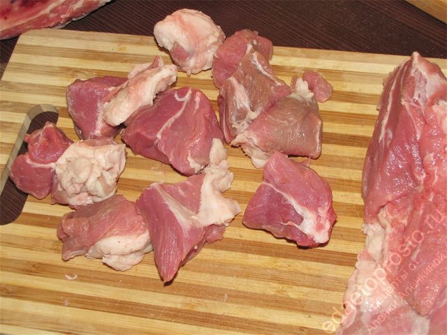 Нарезать мясо кусочками