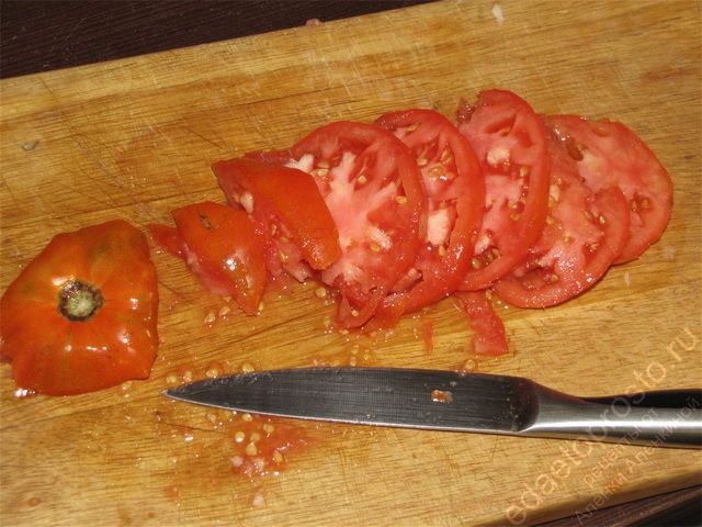 помидоры нарезать тонкими кружочками