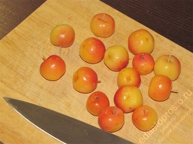 Обрезать у яблок палочки так, чтобы они остались торчать примерно на сантиметр
