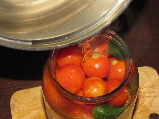 Наполнить банку с томатами черри закипевшей водой до верху