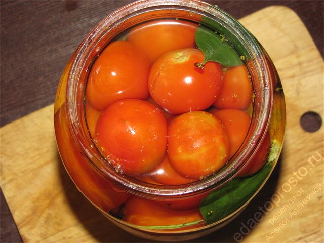 Наполнить банку с томатами горячим маринадом