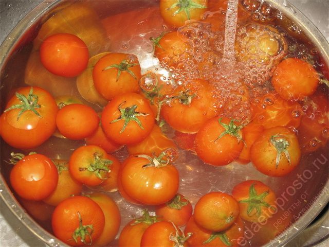 Промыть помидорки черри тщательно под проточной водой