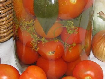 на фото маринованные помидоры черри в банках на зиму