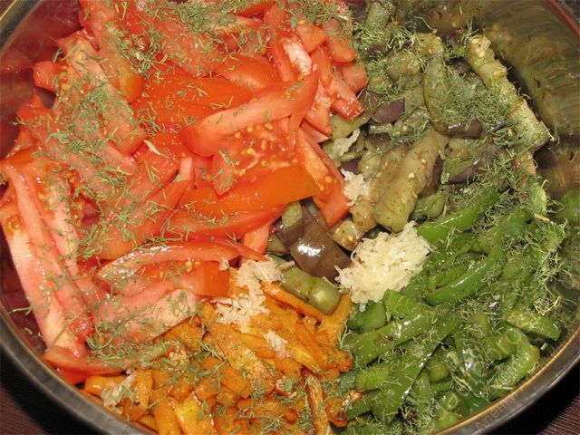 Добавить к овощам подготовленные томаты, чеснок и зелень, пошаговое фото приготовления салата с баклажанами
