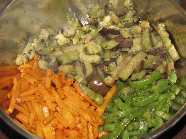 Выложить обжаренные овощи и дать им полностью остыть, фото приготовления салата с баклажанами