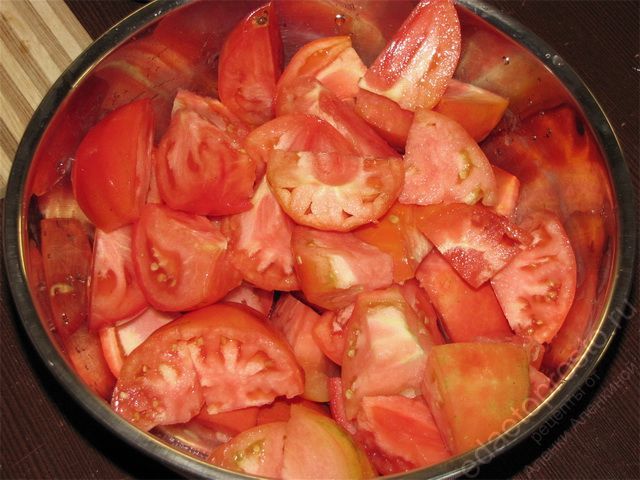помидоры измельчить на небольшие кусочки, фото приготовления томатного сока