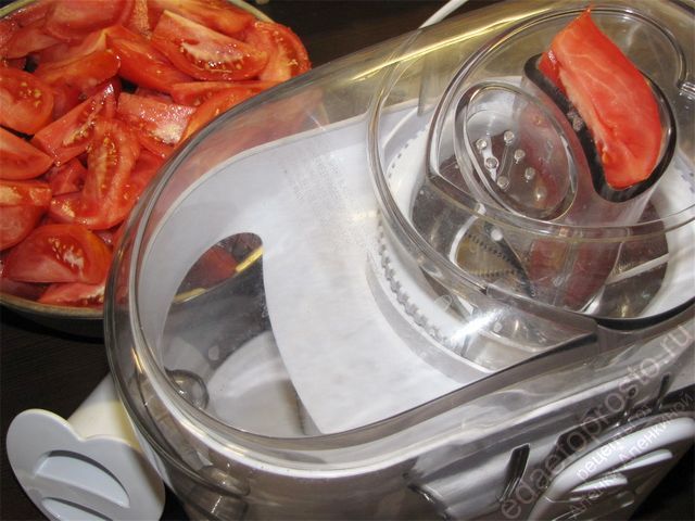 Пропустить помидоры через соковыжималку, пошаговое фото  приготовления томатного сока