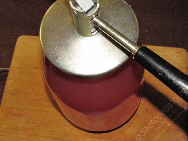 Закатать закаточной машинкой плотно крышку, фото яблочно-виноградного сока на зиму