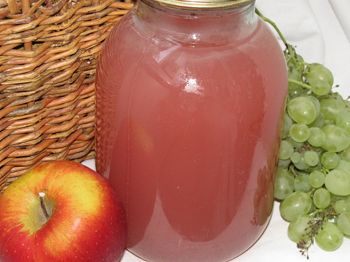 фото яблочно-виноградного сока в банке