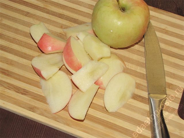 Порезать чистые яблоки на небольшие кусочки