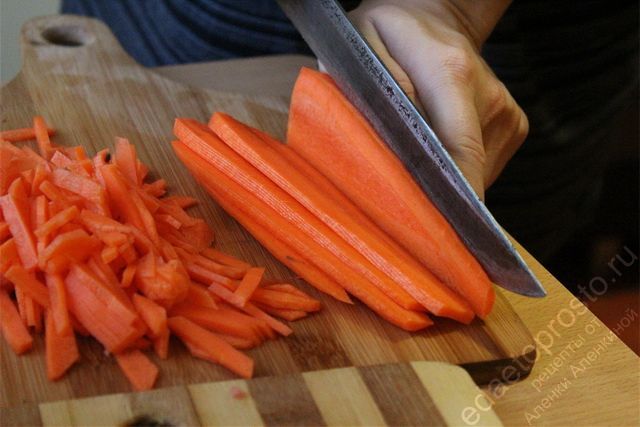 Морковь нарезать соломкой
